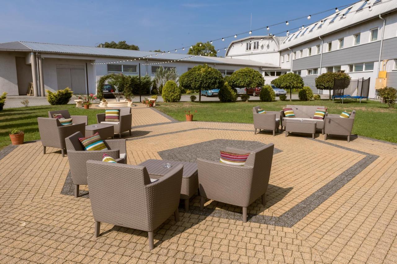 מאחובה Hotel Sezam מראה חיצוני תמונה